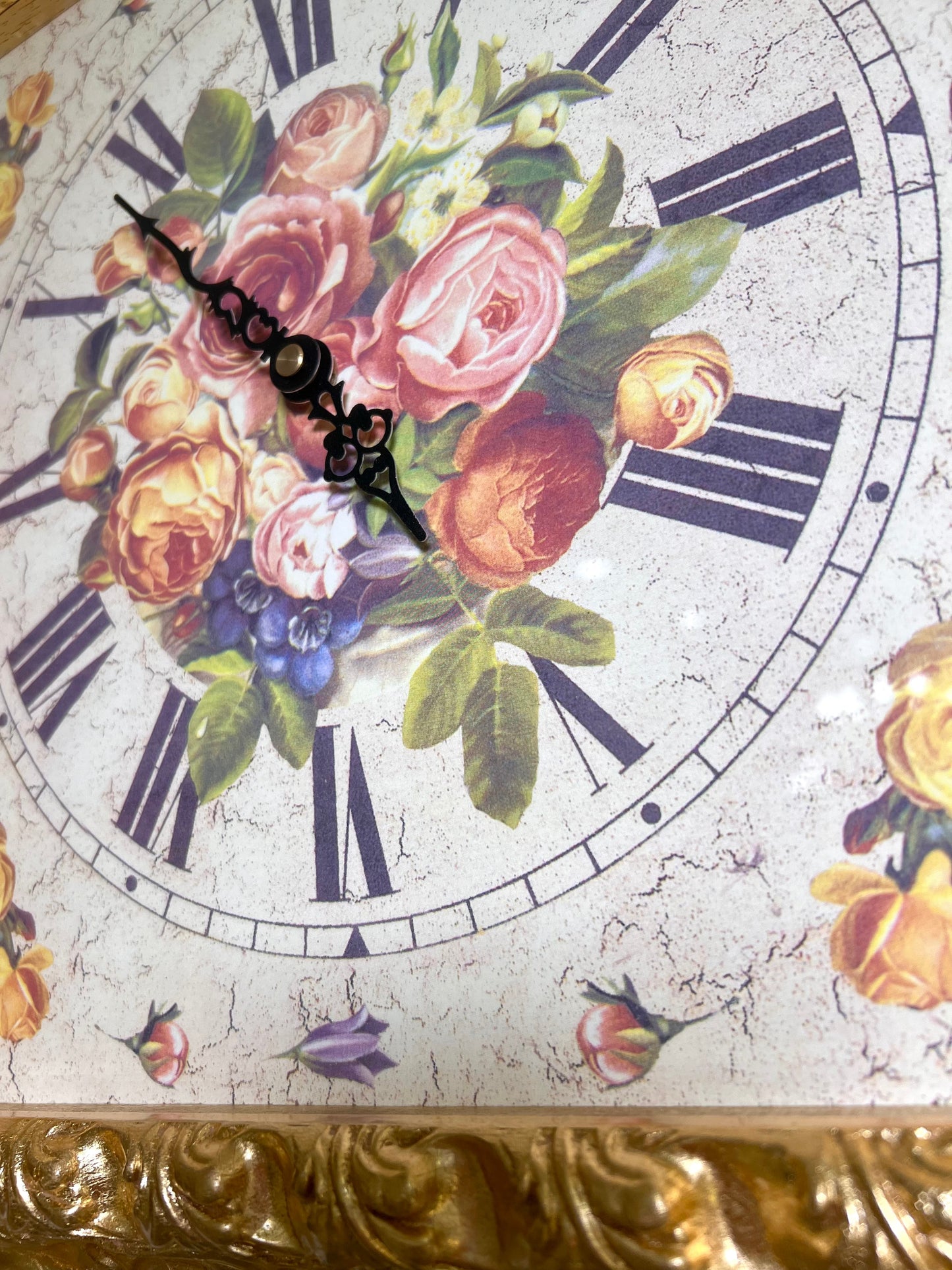 Clock in gold frame '' Roses''